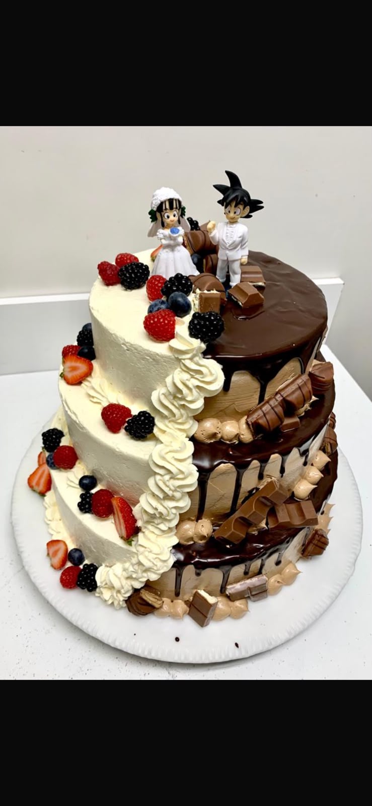 Mehrstöckige Torte mit Schokolade, Beeren und individueller Dekoration