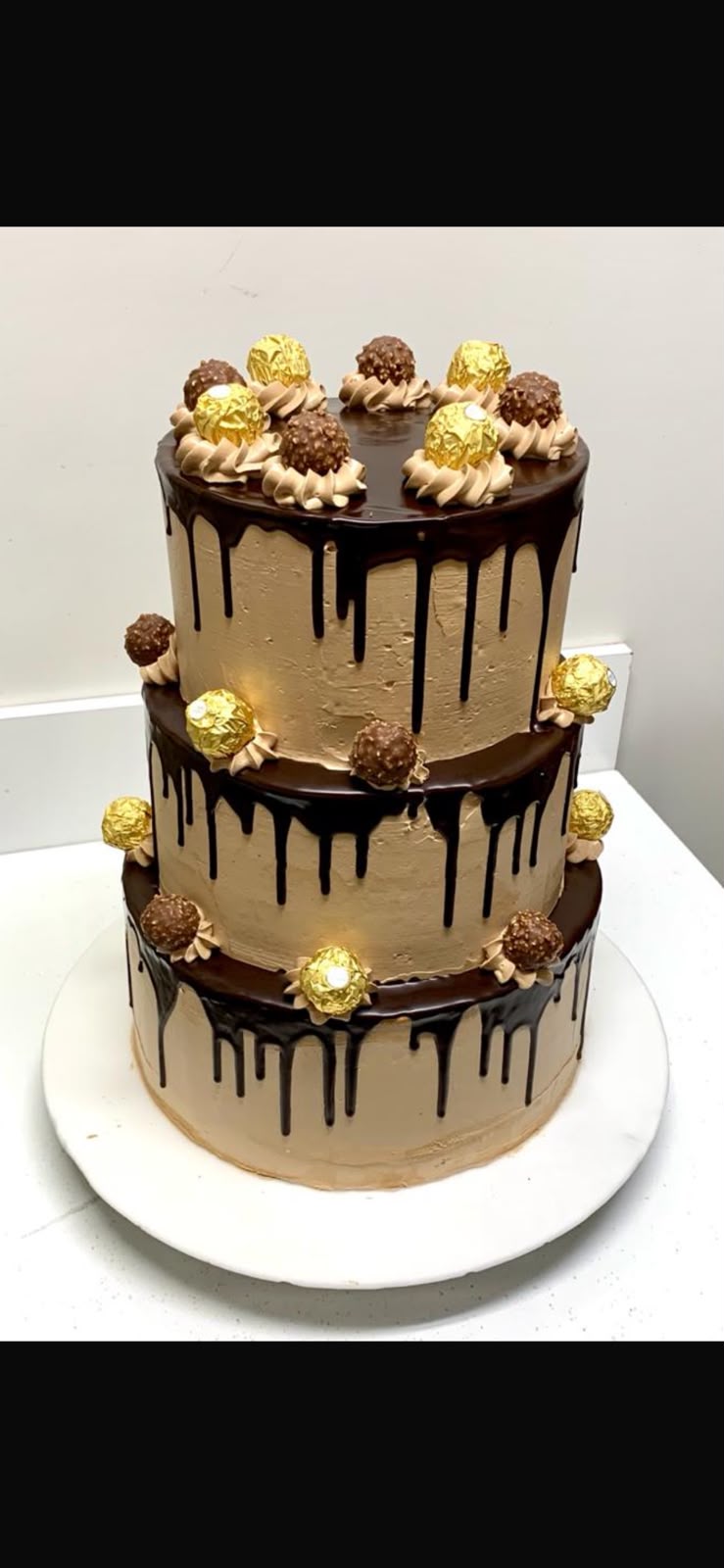 Dreistöckige Schokoladentorte mit Pralinen und Drip-Dekoration