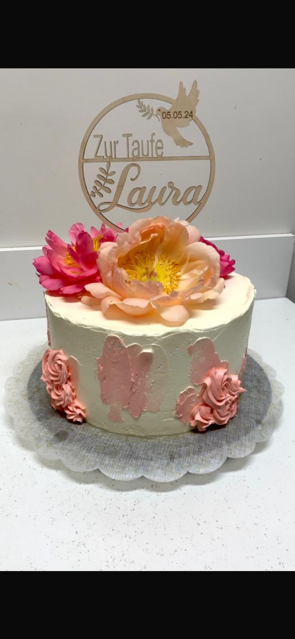 Individuelle Tauftorte mit rosa Blumen und persönlichem Holz-Topper