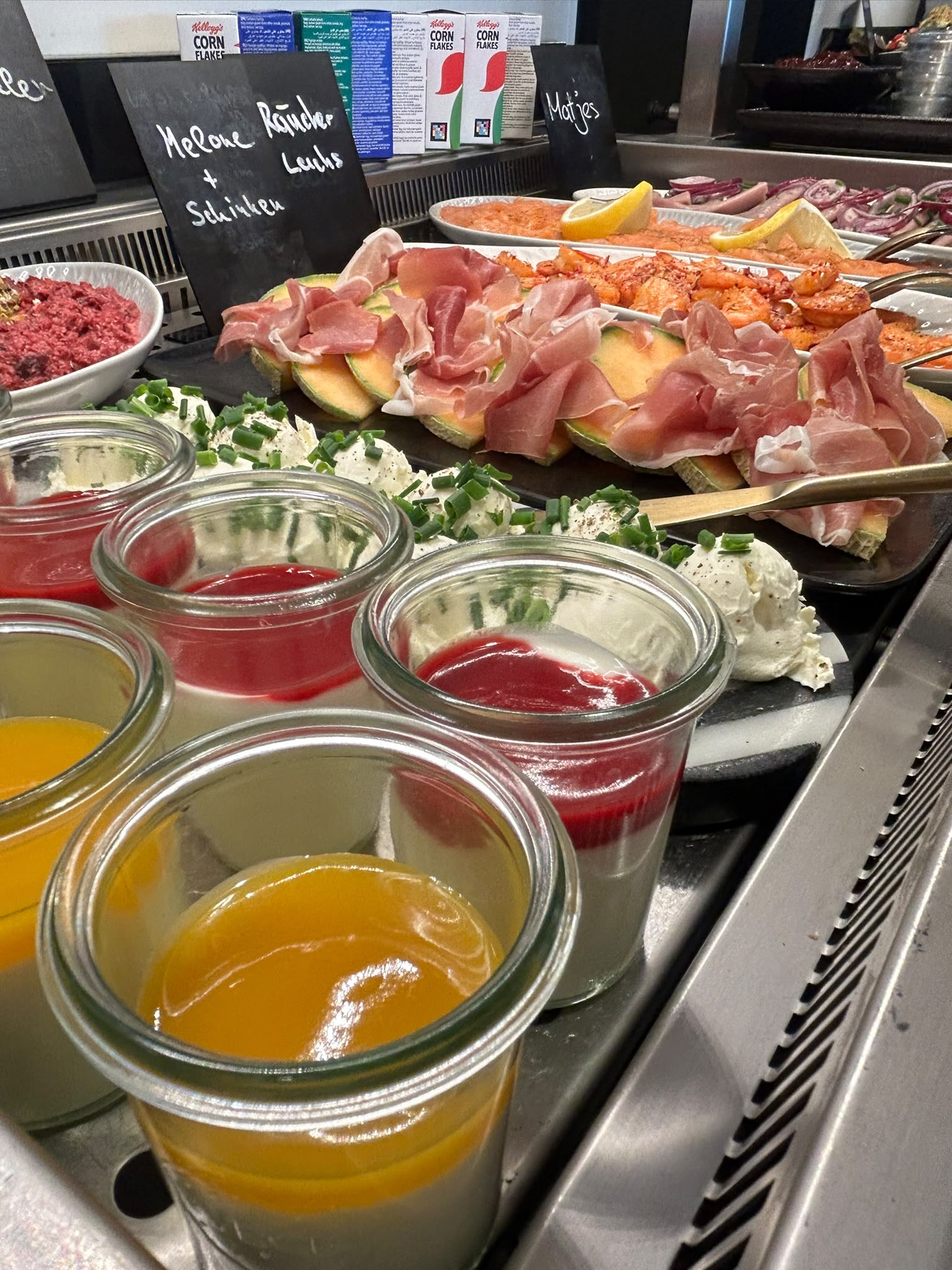 Frühstücksbrunch mit Säften, Schinken, Käse und frischer Auswahl im Café Maute
