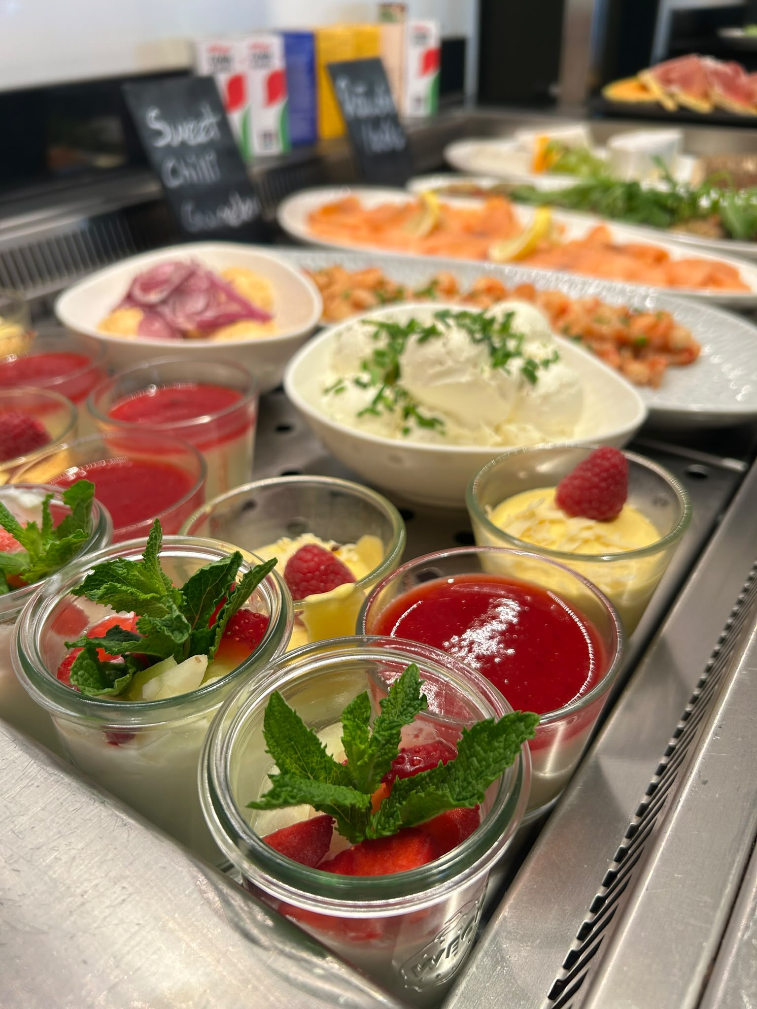 Dessertgläser und frisches Obst auf einem Buffet