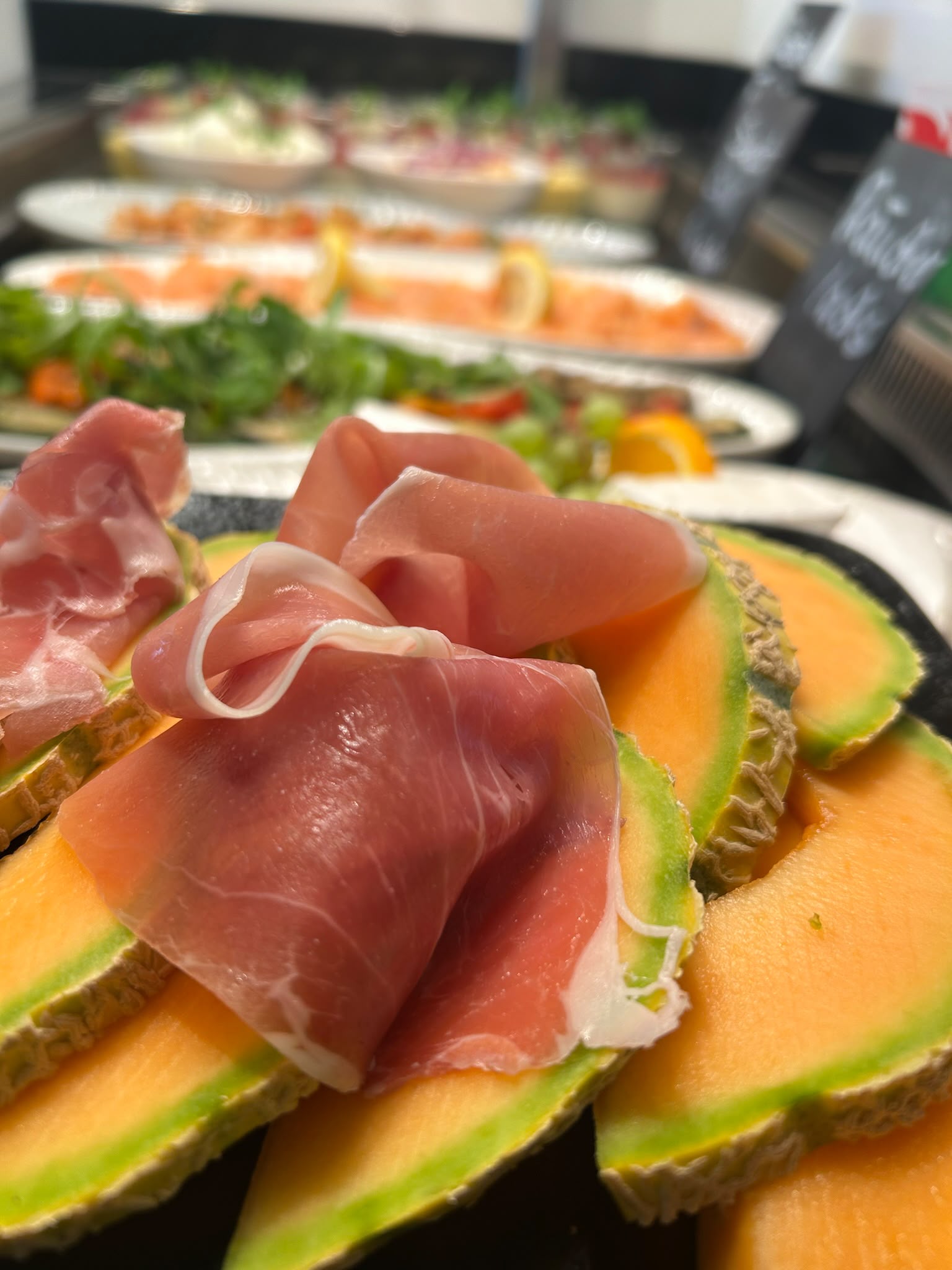 Fein angerichtete Schinken- und Melonenplatte