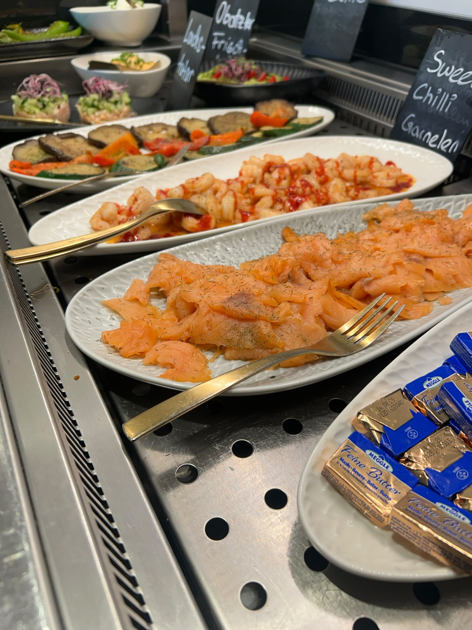 Buffet mit Räucherlachs und frischem Gemüse