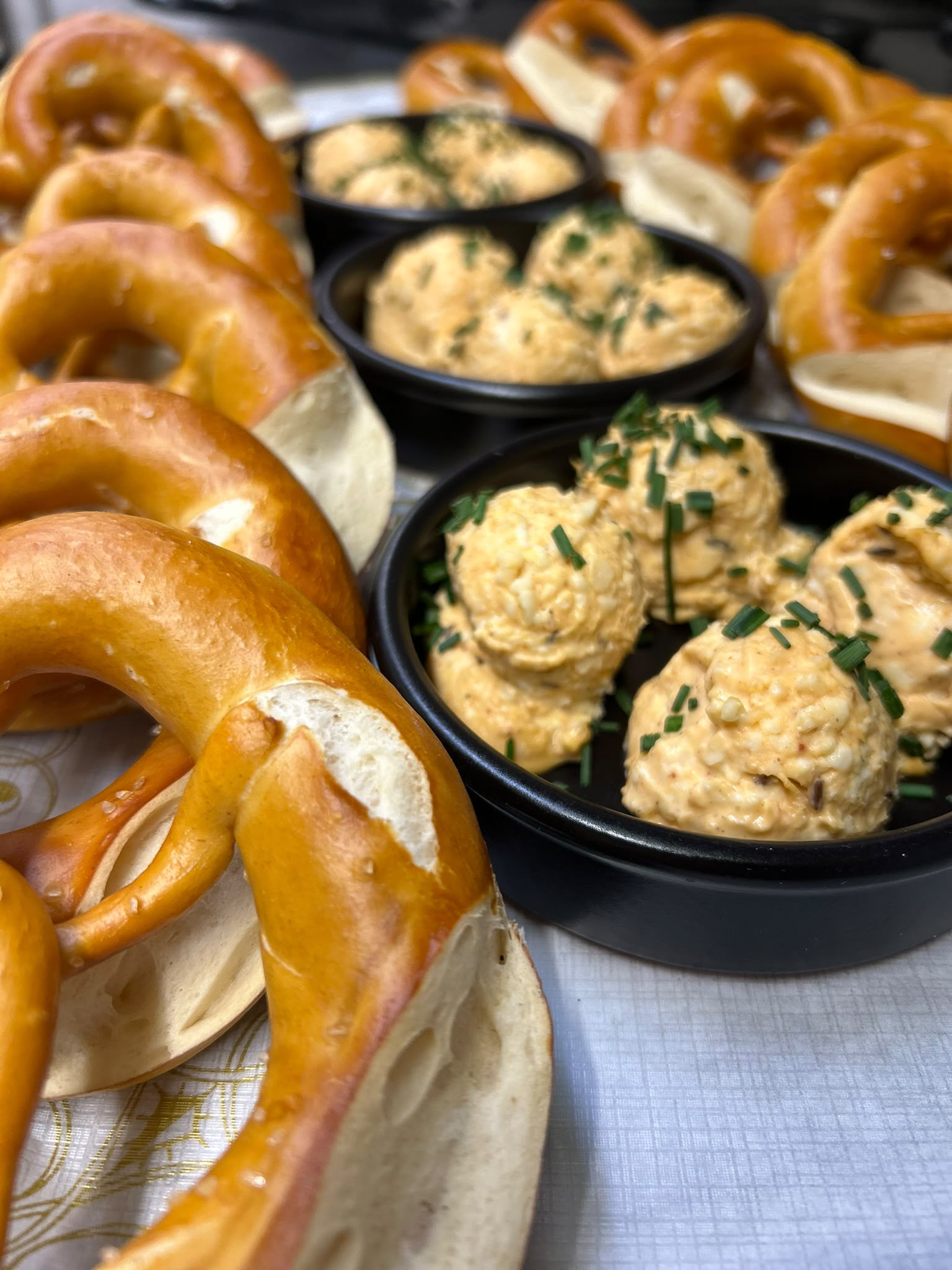 Laugengebäck mit Käse-Dip