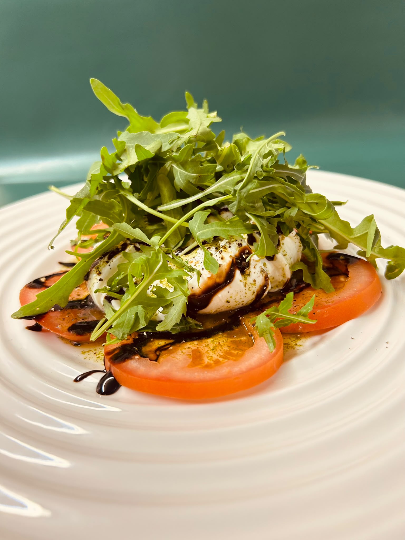 Burrata mit Tomaten und frischem Basilikum