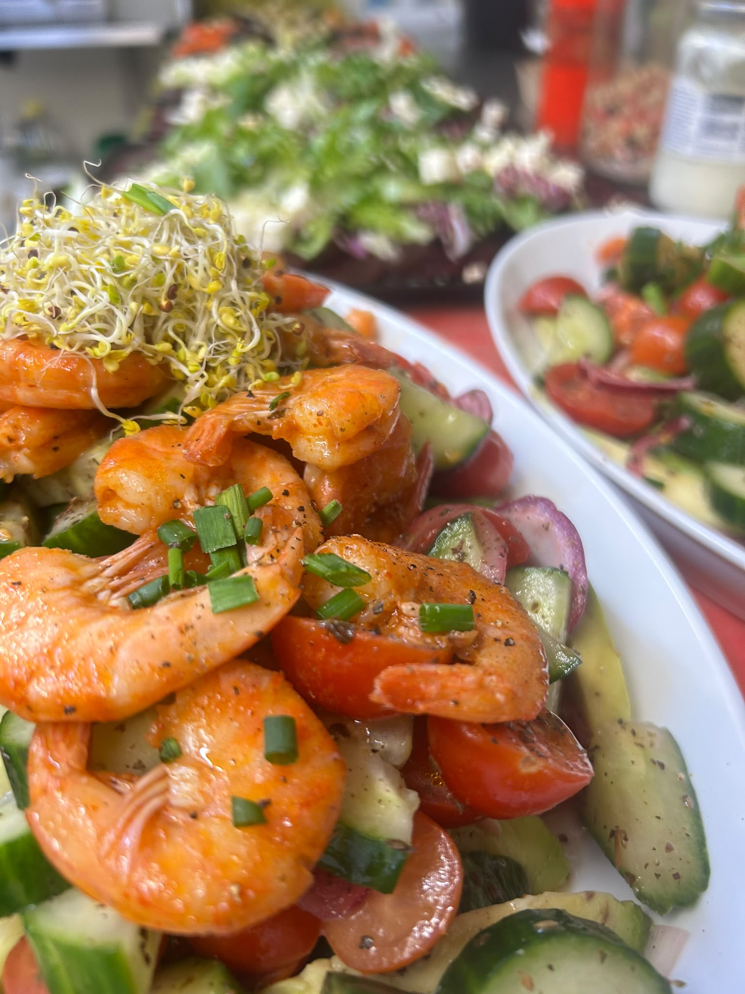 Salat mit Garnelen und frischen Zutaten