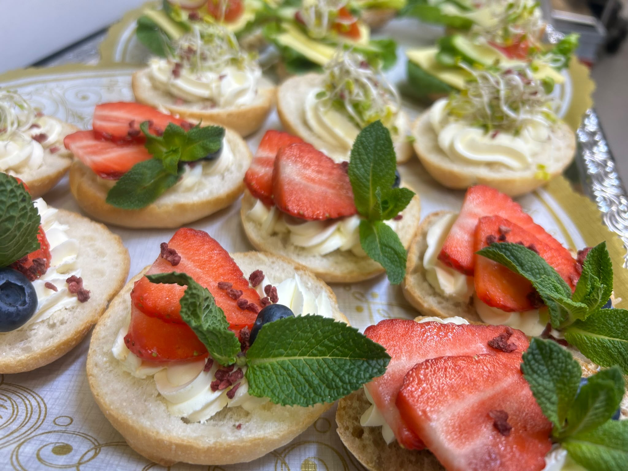 Fingerfood mit frischen Erdbeeren, Beeren und Kräutern