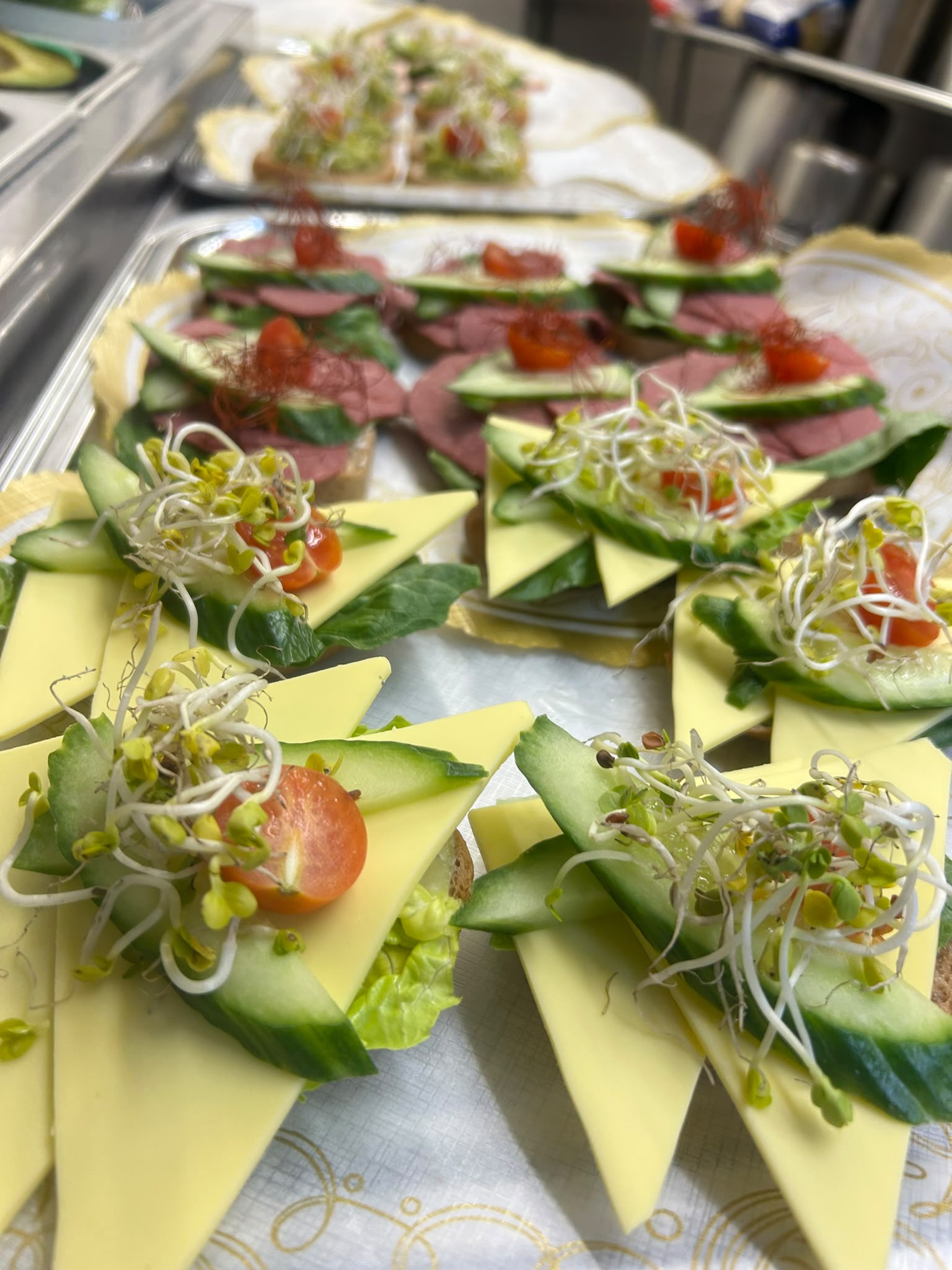 Belegte Häppchen mit Käse, Gurke, Tomate und Sprossen