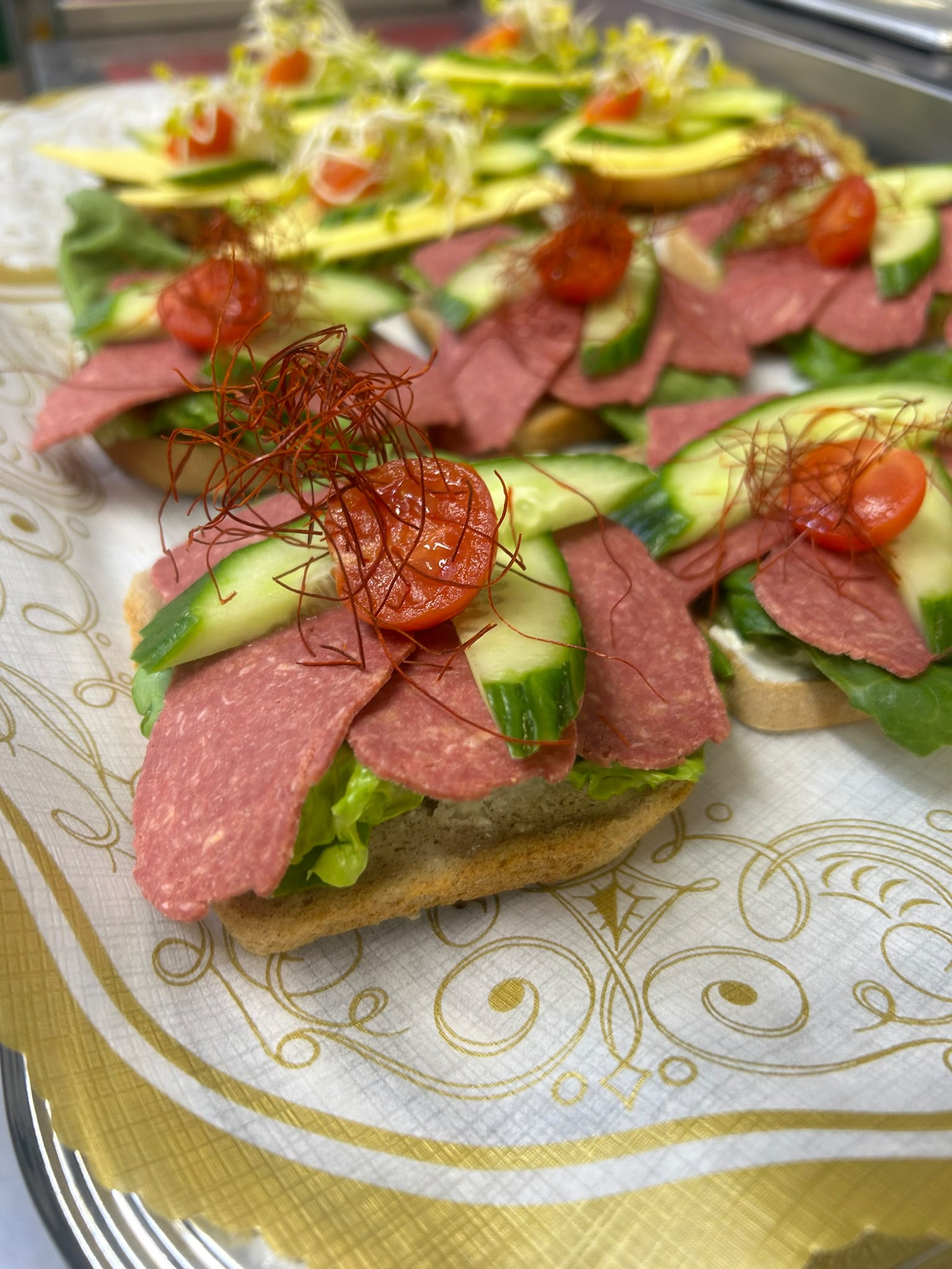 Belegte Häppchen mit Salami, Gurke und Tomate
