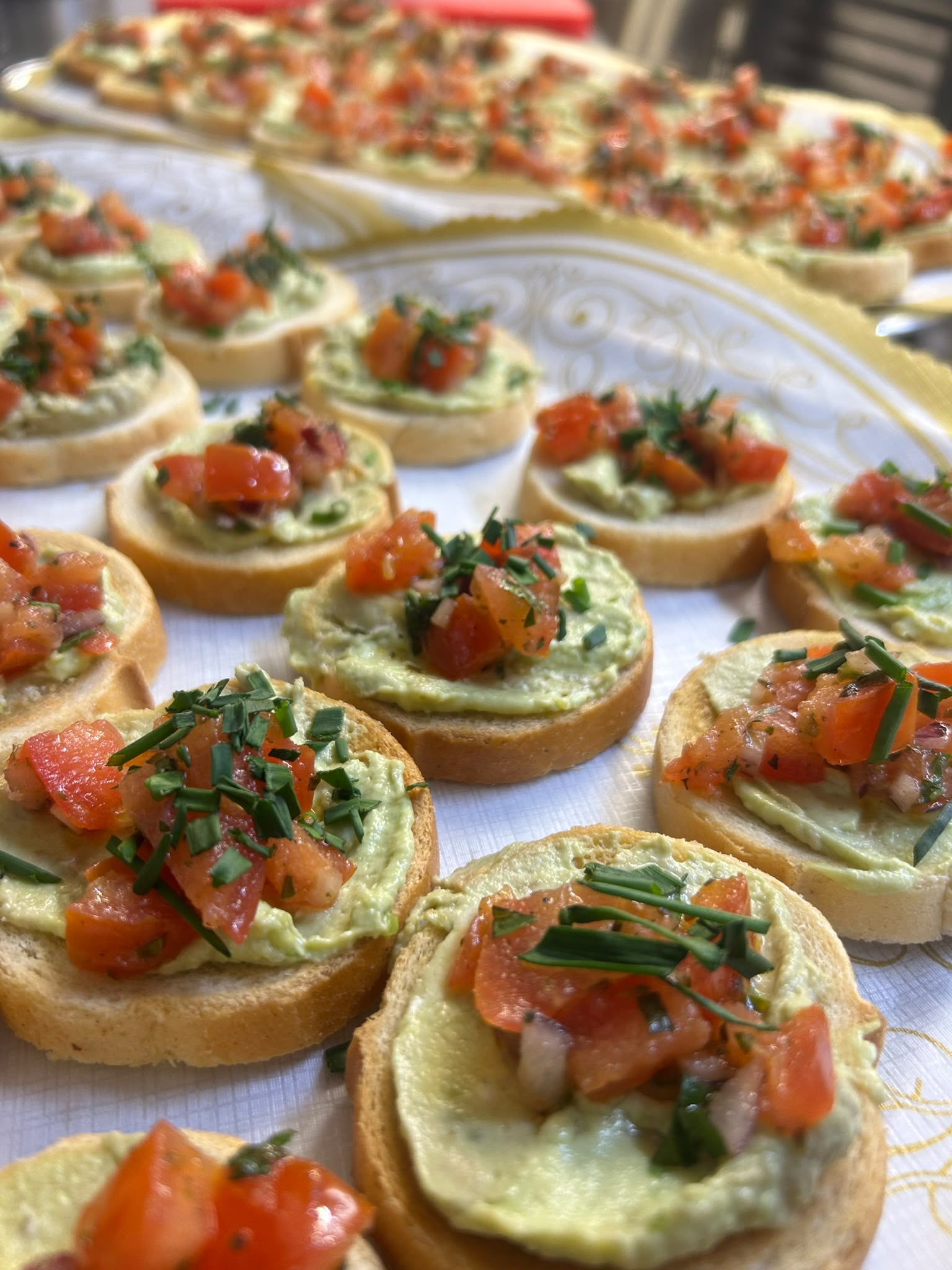 Geröstete Häppchen mit Avocadocreme, Tomate und Schnittlauch