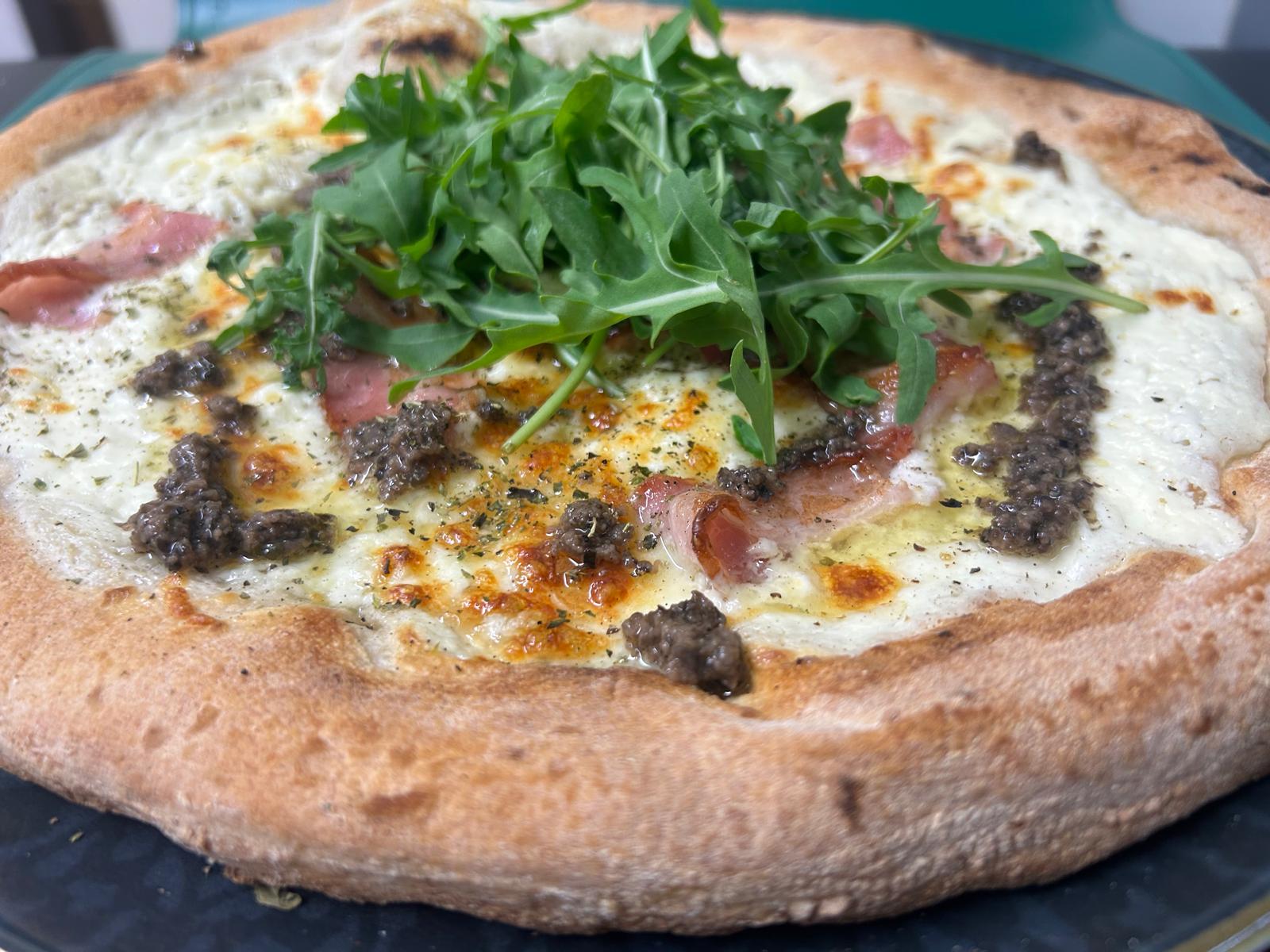 Hausgemachte Pinsa nach neapolitanischer Art mit Rucola