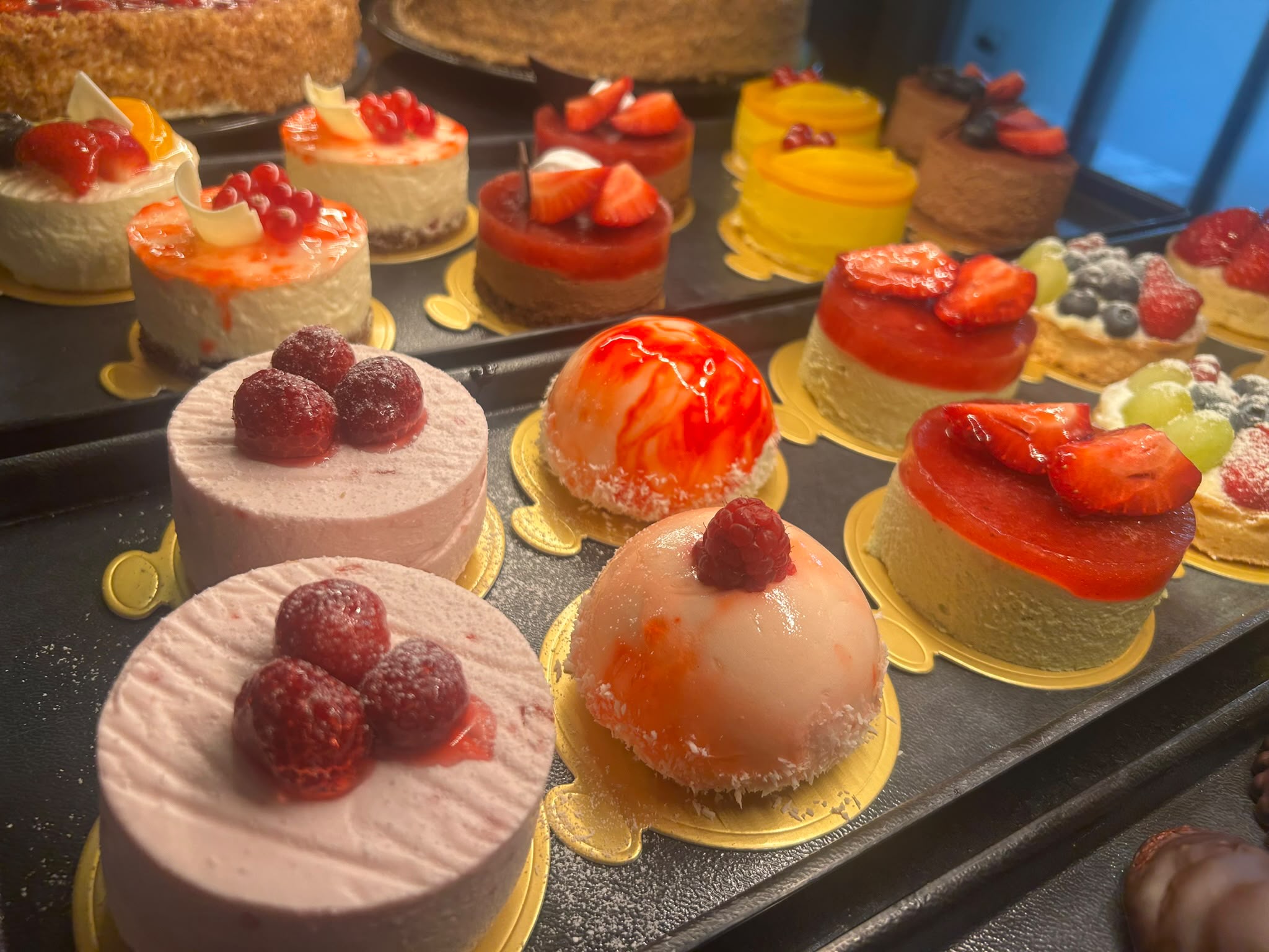Verschiedene kleine Torten und Kuchen