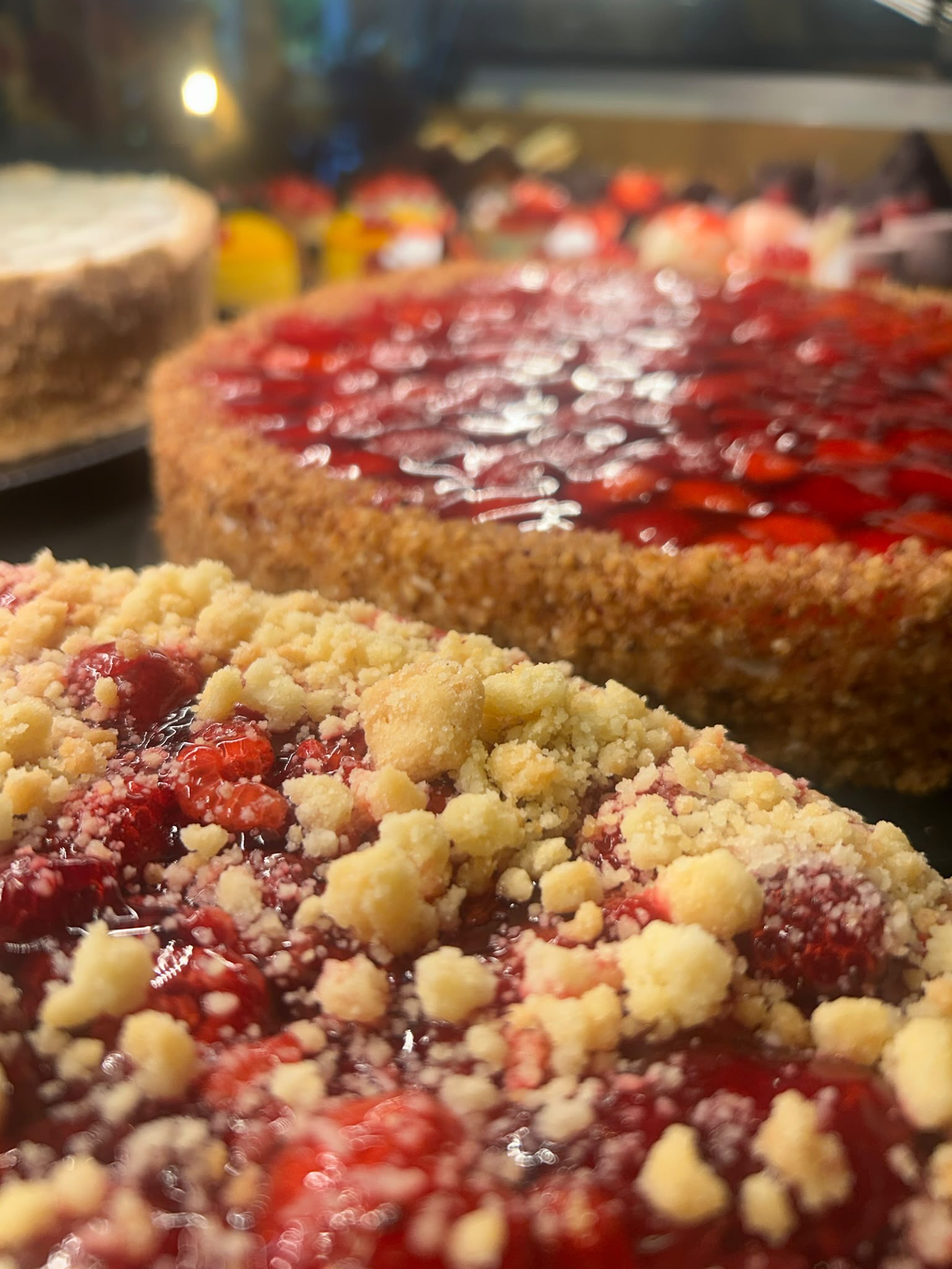 Hausgemachter Kuchen mit Beeren und Streuseln