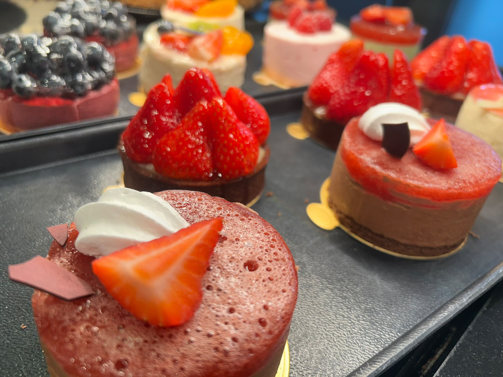 Kleine Törtchen mit Erdbeeren und Schokolade