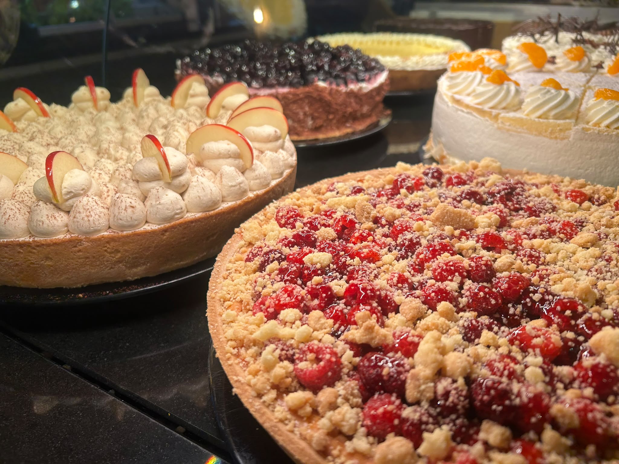 Hausgemachte Kuchen mit Beeren, Apfel und Sahne