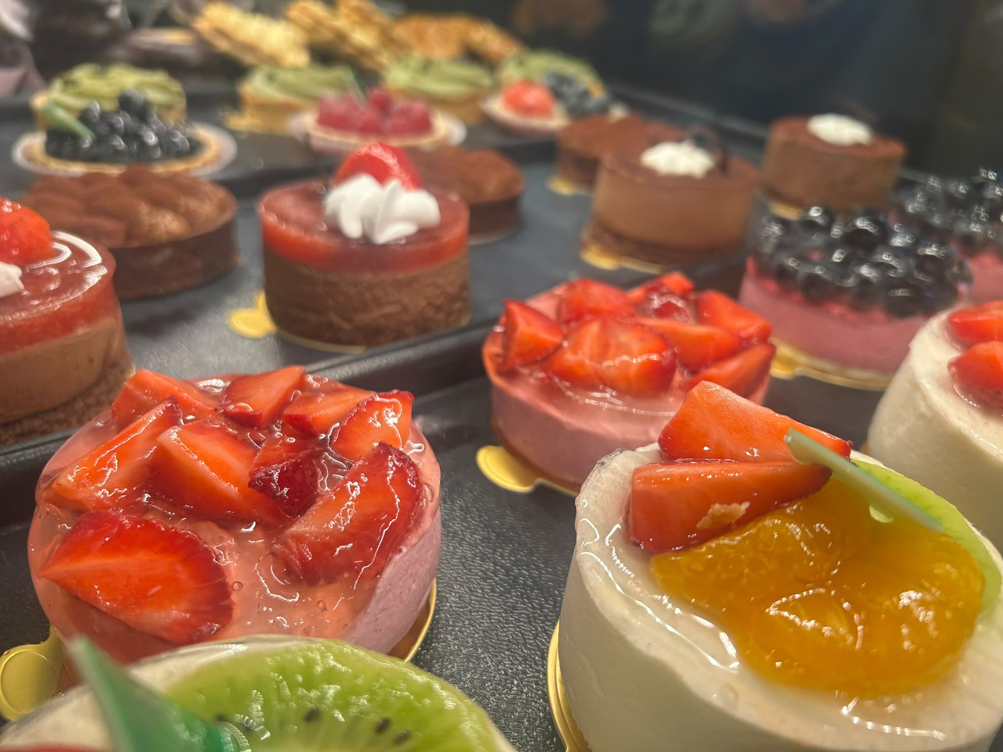 Buntes Sortiment kleiner Törtchen mit Früchten